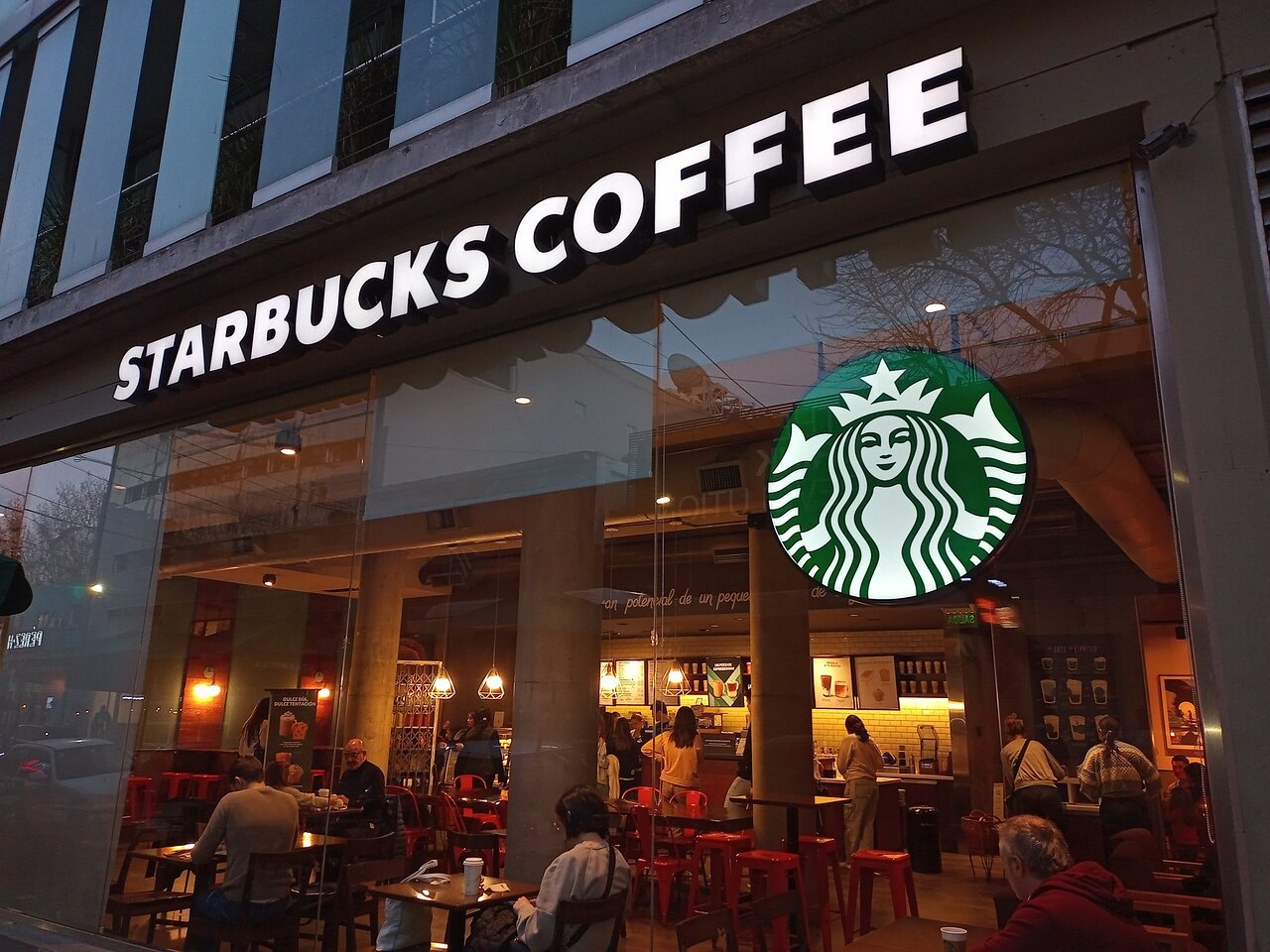Franquicias Starbucks como modelo global de cafeterías y venta de café